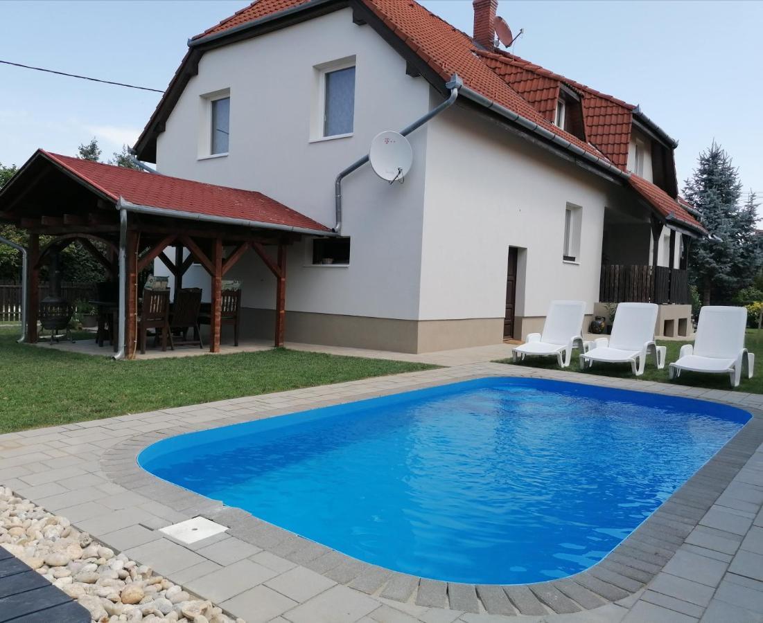 Villa Lili Apartments Balatonkeresztur Exterior photo
